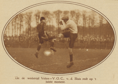 871771 Afbeelding van een spelmoment uit de voetbalwedstrijd tussen Velox (Utrecht) en V.O.C. (Rotterdam), op het ...